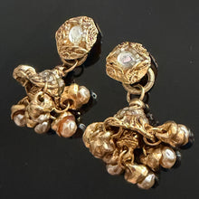Charger l'image dans la galerie, Sublimes boucles clips vintage couture pendantes en metal doré et résine dorée par Kalinger
