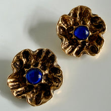 Charger l'image dans la galerie, Belles boucles clips fleurs vintage créateur en résine dorée avec cabochons de verre bleus
