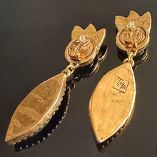 Load image into Gallery viewer, Sublimes boucles clips pendantes résine dorée et résine grise irisée signées TMB
