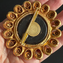 Charger l'image dans la galerie, Grosse broche vintage couture signée Kalinger

