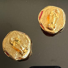 Charger l'image dans la galerie, Sublimes boucles vintage couture cabochons de résine rouge signées YSL
