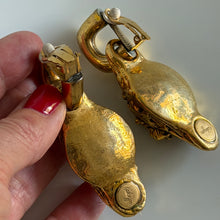 Load image into Gallery viewer, Belles boucles clips pendantes en résine dorée signées Kalinger
