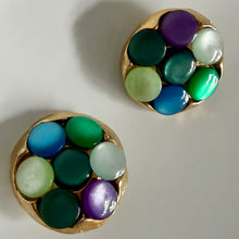 Charger l'image dans la galerie, Belles boucles rondes en résine dorée avec cabochons colorés signées Kalinger
