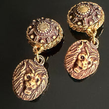 Load image into Gallery viewer, Belles et rares boucles clips pendantes vintage motif têtes de lions signées Kalinger
