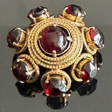 Charger l'image dans la galerie, Belle broche ancienne métal doré et cabochons rouge grenat Dior 1962
