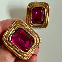Charger l'image dans la galerie, Grosses boucles vintage créateur métal doré et pierres roses
