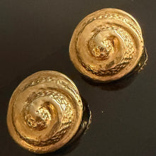 Load image into Gallery viewer, Belles grosses boucles clips vintage escargots en résine dorée signées Kalinger
