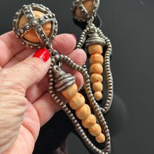 Charger l'image dans la galerie, Boucles clips pendantes vintage couture oversized TMB
