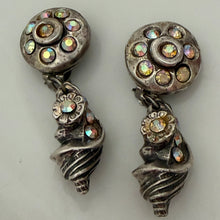 Charger l'image dans la galerie, Jolies boucles clips pendantes en résine argentée par Kalinger
