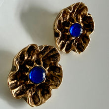 Charger l'image dans la galerie, Belles boucles clips fleurs vintage créateur en résine dorée avec cabochons de verre bleus
