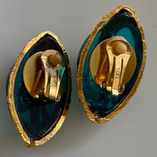 Load image into Gallery viewer, Belles boucles clips vintage en résine signées PG, circa 90s
