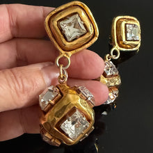 Charger l'image dans la galerie, Belles boucles clips vintage couture en résine dorée et pierres blanches par Kalinger
