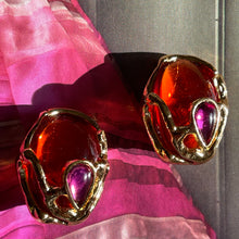 Charger l&#39;image dans la galerie, YSL, sublimes boucles clips vintage en résine dorée avec cabochons de résine orange et violette
