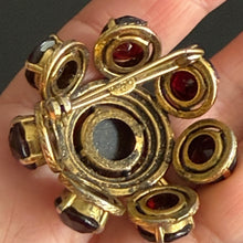 Charger l'image dans la galerie, Belle broche ancienne métal doré et cabochons rouge grenat Dior 1962
