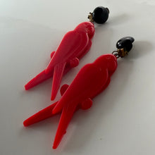 Charger l'image dans la galerie, Longues boucles clips pendantes vintage perroquets made in Germany
