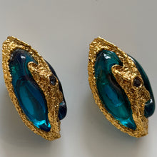 Load image into Gallery viewer, Belles boucles clips vintage en résine signées PG, circa 90s
