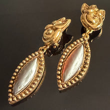 Load image into Gallery viewer, Sublimes boucles clips pendantes résine dorée et résine grise irisée signées TMB
