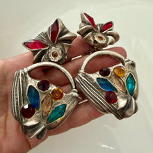 Charger l'image dans la galerie, Grosses boucles vintage couture oversized en résine argentée par Kalinger
