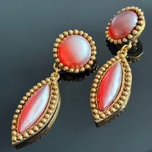 Charger l'image dans la galerie, Boucles clips vintage couture oversize signées TMB
