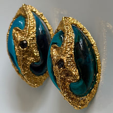 Load image into Gallery viewer, Belles boucles clips vintage en résine signées PG, circa 90s
