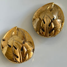 Charger l'image dans la galerie, Grosses boucles clips vintage couture motif feuilles signées Kalinger
