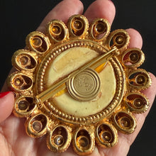 Load image into Gallery viewer, Grosse broche vintage couture dorée et résine écrue signée Kalinger
