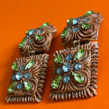 Charger l&#39;image dans la galerie, Henry, grandes boucles clips vintage en talosel et pierres de couleur
