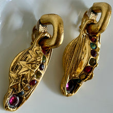 Load image into Gallery viewer, Belles boucles clips pendantes en résine dorée signées Kalinger
