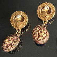 Load image into Gallery viewer, Belles et rares boucles clips pendantes vintage motif têtes de lions signées Kalinger
