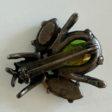 Charger l'image dans la galerie, Jolie petite broche abeille vintage signée GAS

