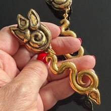 Load image into Gallery viewer, Grandes boucles clips pendantes en résine dorée signées TMB
