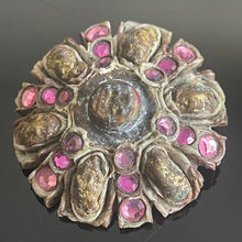 Charger l'image dans la galerie, Belle broche ancienne talosel et pierres roses signée Henry
