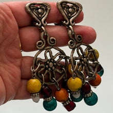 Charger l'image dans la galerie, Grandes boucles d’oreilles pendantes vintage créateur signées BD
