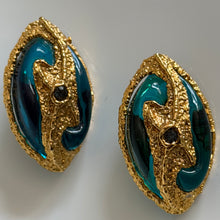 Load image into Gallery viewer, Belles boucles clips vintage en résine signées PG, circa 90s

