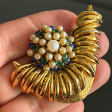 Load image into Gallery viewer, Belle et rare broche signée Dior 1965
