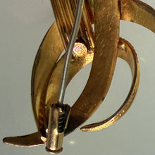 Charger l'image dans la galerie, Belle broche fleur ancienne en plaqué or signée Excellence

