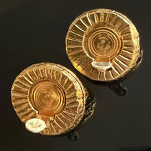 Load image into Gallery viewer, Belles grosses boucles clips vintage escargots en résine dorée signées Kalinger

