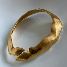Charger l'image dans la galerie, Sublime et iconique collier vintage serpent doré signé YSL
