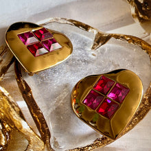 Charger l&#39;image dans la galerie, YSL par Goossens, sublimes boucles cœurs en métal doré et pierres roses
