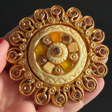 Load image into Gallery viewer, Grosse broche vintage couture dorée et résine écrue signée Kalinger
