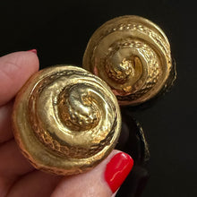 Load image into Gallery viewer, Belles grosses boucles clips vintage escargots en résine dorée signées Kalinger
