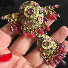 Charger l'image dans la galerie, Sublime grande broche pendentif en bronze doré, perles et pierres de couleur signée Henry
