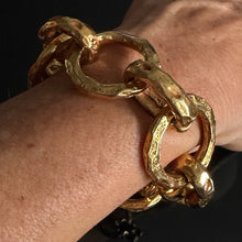 Charger l'image dans la galerie, Très beau bracelet vintage style gourmette en métal doré signé Kalinger
