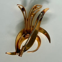 Charger l'image dans la galerie, Belle broche fleur ancienne en plaqué or signée Excellence
