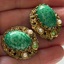 Load image into Gallery viewer, Belle parure ancienne signée W Germany avec cabochons de verre verts
