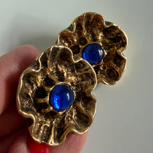 Charger l'image dans la galerie, Belles boucles clips fleurs vintage créateur en résine dorée avec cabochons de verre bleus
