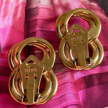 Charger l&#39;image dans la galerie, Céline, jolies boucles clips vintage en métal doré
