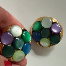 Charger l'image dans la galerie, Belles boucles rondes en résine dorée avec cabochons colorés signées Kalinger
