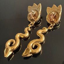 Load image into Gallery viewer, Grandes boucles clips pendantes en résine dorée signées TMB
