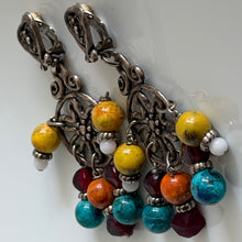 Charger l'image dans la galerie, Grandes boucles d’oreilles pendantes vintage créateur signées BD
